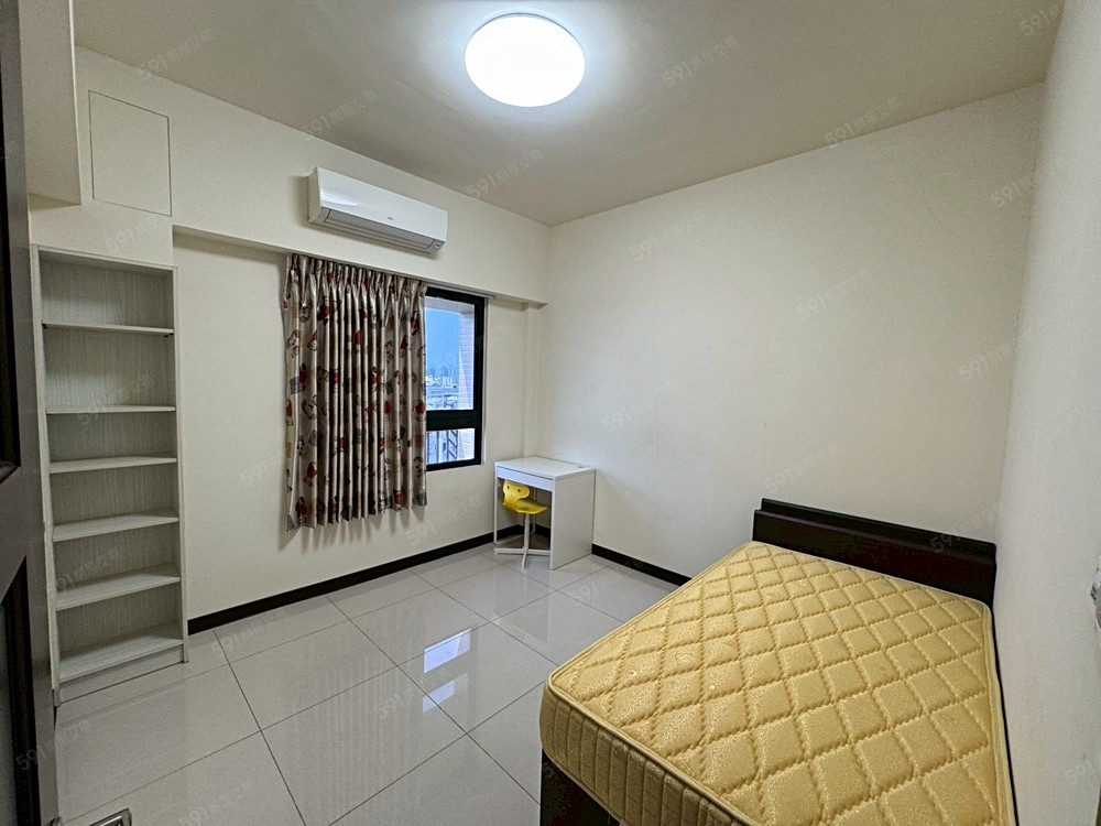 次臥有附小型書桌及書櫃方便收納