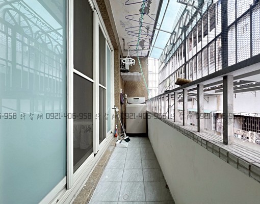 大套房長陽台可租補傢俱電全配有機車位 - Image 3