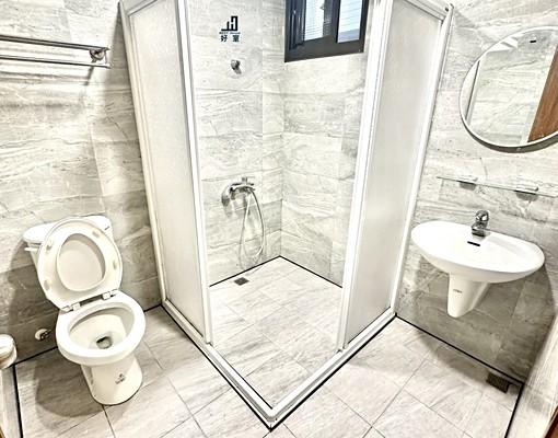 東區✨衛浴開窗/陽台獨洗曬/汽車好停✨統一管理-電梯套房 - Image 8