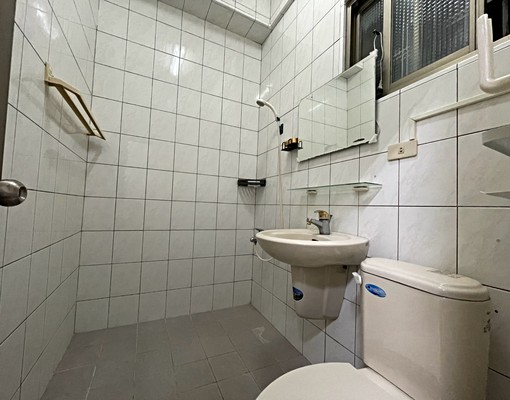 獨立租補近火車站.建國二路.長明街漂亮1大房1大廳1廚房. - Image 9