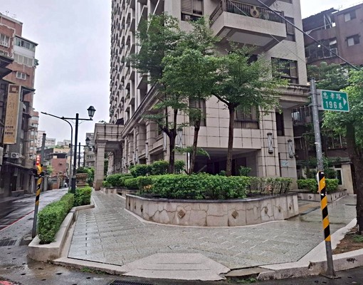 板橋忠孝路、近後埔國小、2+1房採光佳 - Image 2