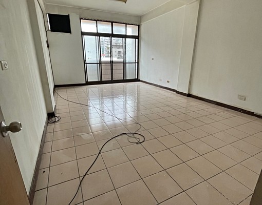 東區門口停多車六房大透天 - Image 4