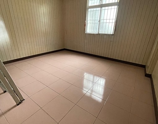 東區門口停多車六房大透天 - Image 5