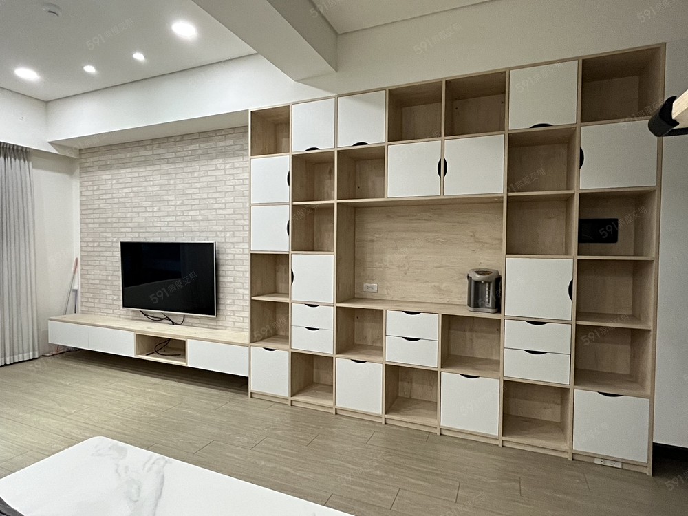 全室眾多系統櫃/收納方便