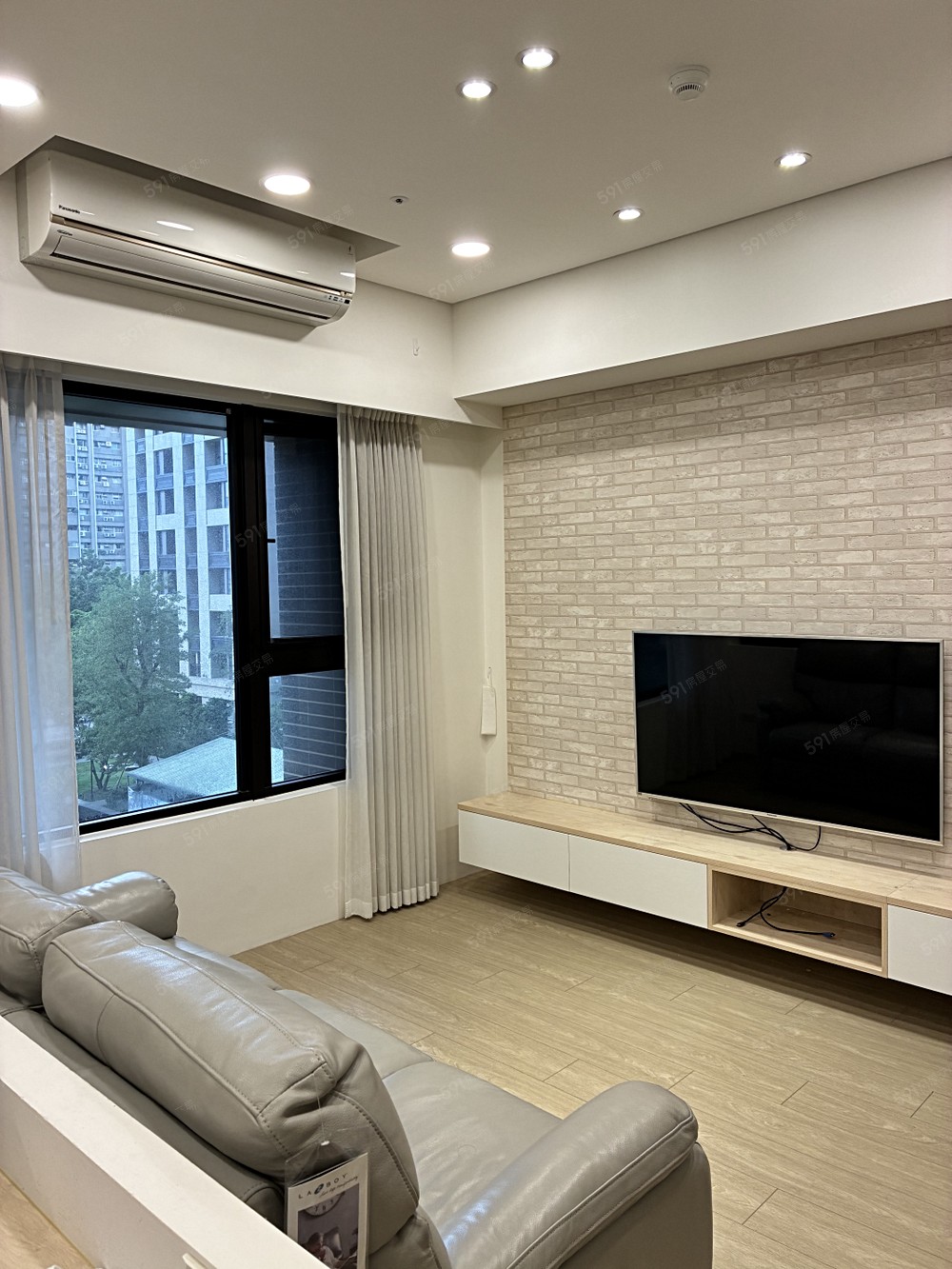 客廳附大電視設備