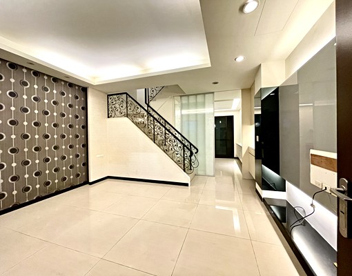 仁美國小洲際漢神百貨❇️4房前院車庫別墅❇️15年屋精美裝潢 - Image 1