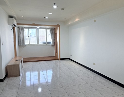 電梯大樓竹南市中心冠天廈警察局對面 - Image 1