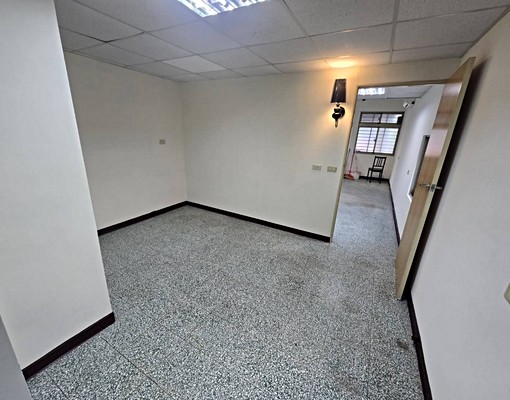 公寓一樓門口可停車、可營登、可招牌、可租補 - Image 1