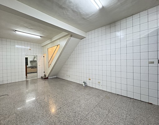 松興漢民商圈透天採光4房近小港森林公園高餐大📞愛窩 - Image 1