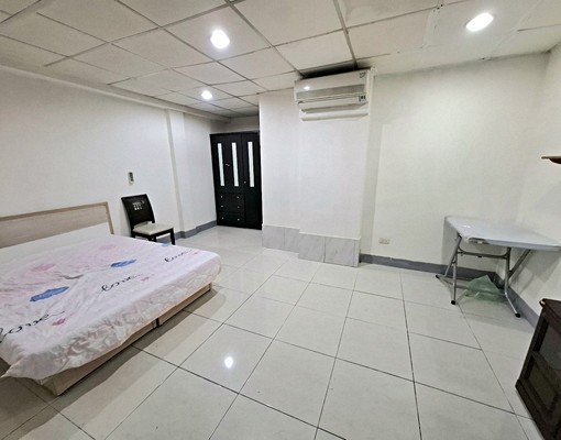 🏡🏡[一樓套房]近日月光商圈.門口可停機車🏍️🛵 - Image 1