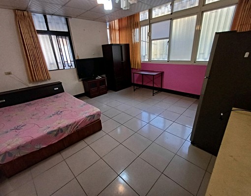 近巨城.火車站.市政府.68快速.精緻套房 - Image 1