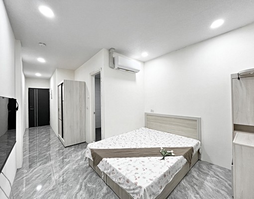 做泥的外套~秒殺件釋出✨可租補可報稅｜室內機車位❤️獨洗曬 - Image 1