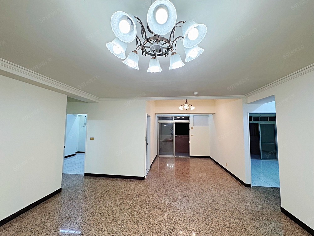 寬敞方正、連接主陽台採光佳