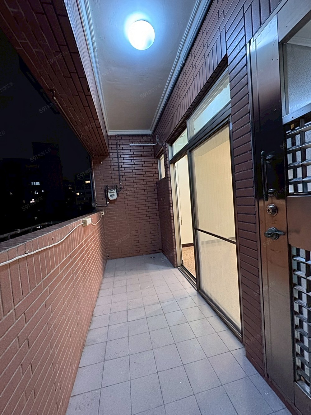 主陽台-深約150cm,可曬衣植栽,女兒牆外側有白鐵冷氣機架