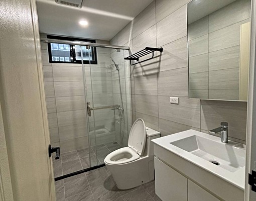 老公寓重新整修,交通便利,近學區,生活機能佳,可租補。 - Image 9