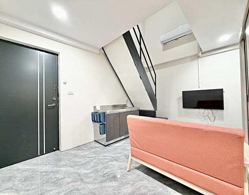 對著鏡子扮鬼臉💖可租補室內機車陽台獨洗🌈1+1房樓中樓 - Image 3