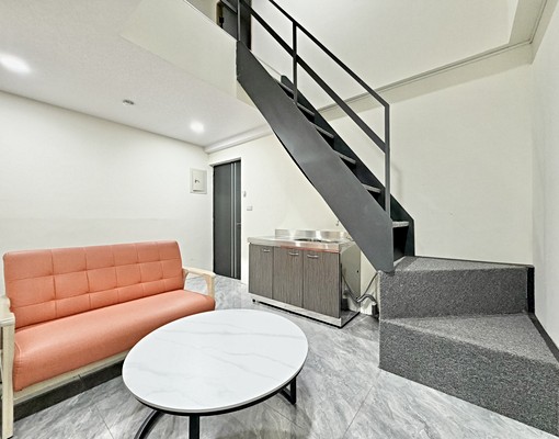 對著鏡子扮鬼臉💖可租補室內機車陽台獨洗🌈1+1房樓中樓 - Image 6