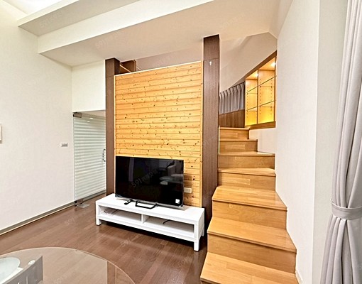 ★捷運丹鳳站950公尺★挑高極品樓中樓★免服務費★可租補入籍 - Image 1