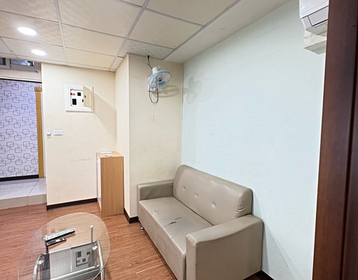 大東夜市.南紡優質一房一廳雙人電梯套房(獨立洗衣機)可租補 - Image 3