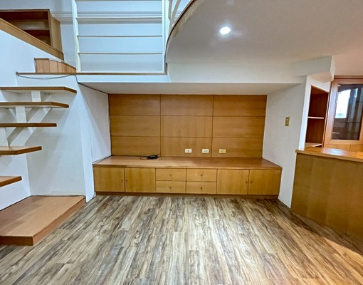 【蘇活大街】正五期樓中樓套房獨洗曬可租補 - Image 1