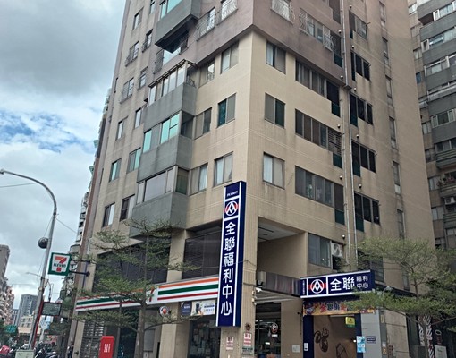 電梯大樓、4房2廳2衛、雙大落地窗、雙大陽台(房仲勿擾) - Image 1