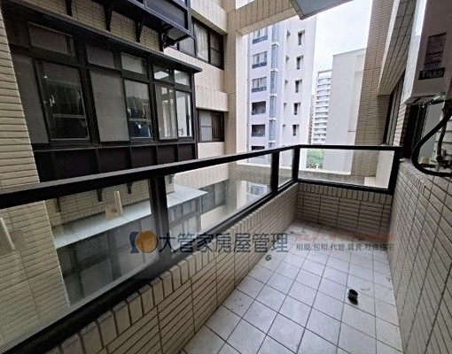 租大坪數..屋況極新.附平車位 - Image 9