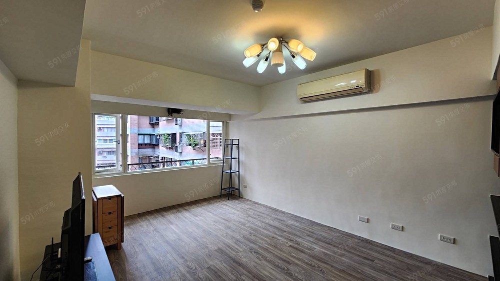 寬敞大客廳
採光面明亮