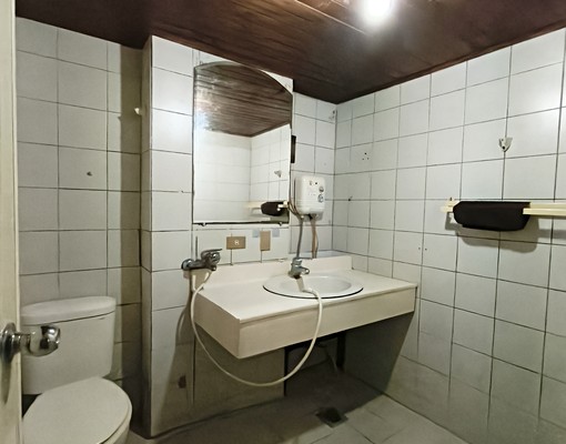 逢甲商圈公車站旁.安全監控套房限35歲下 - Image 5