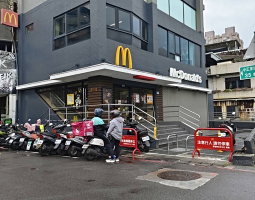 主廚推薦MRT捷運首排近PizzaHut搶租中(含水) - Image 4