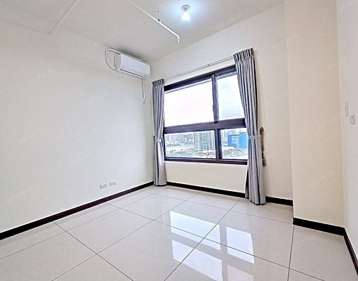 採光明亮,超大2+1房。近高鐵樓下全家。含車管 - Image 7