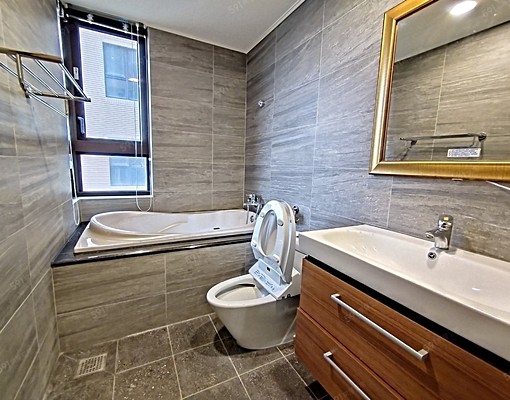 採光明亮,超大2+1房。近高鐵樓下全家。含車管 - Image 9