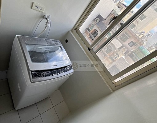 金山街系統精裝木地板浴室對外窗雙門冰箱室內機車位電梯套房 - Image 3