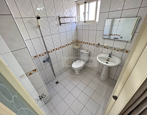 金山街系統精裝木地板浴室對外窗雙門冰箱室內機車位電梯套房 - Image 4