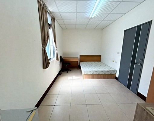 正市區!【市府對面明亮套房】室內機車、垃圾集中 - Image 1