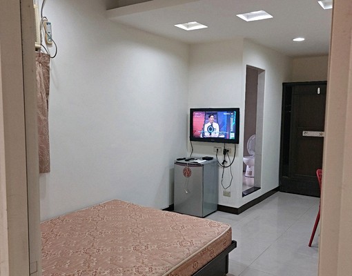 近公園夜市的近公園夜市的火車站公車站牌火車站 - Image 1