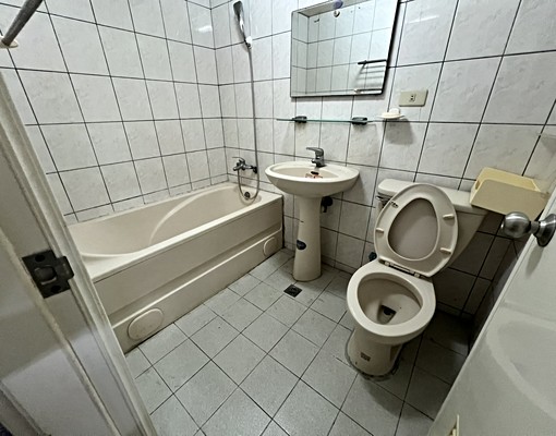 蝦卷哥-台南市東區近南紡超大兩房平車 - Image 3