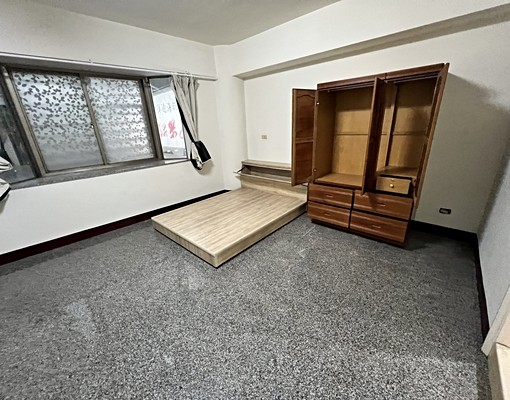 蝦卷哥-台南市東區近南紡超大兩房平車 - Image 1