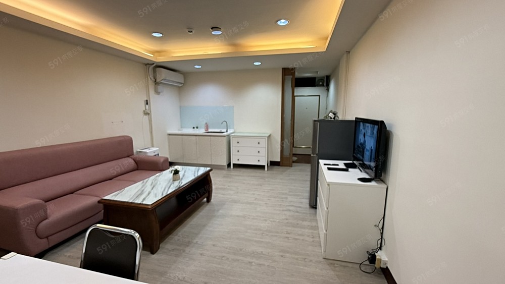 附兩卡三斗櫃,分類收納雜物好好用。