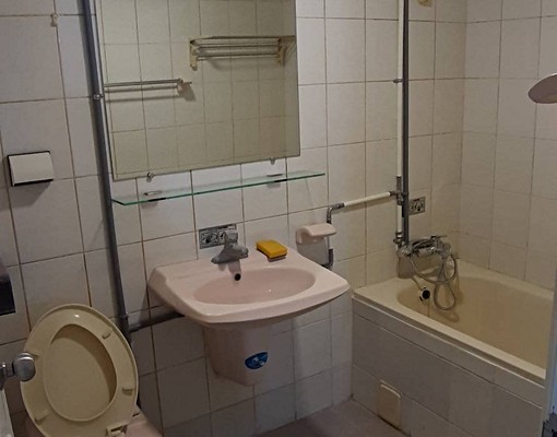 近家樂福及敏盛醫院,三房皆有床、衣櫃、桌,三臺冷氣,可開伙。 - Image 13