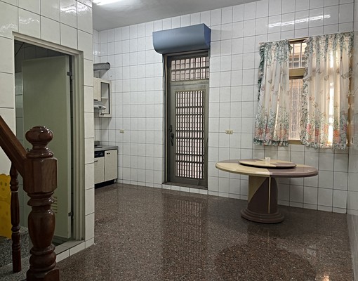 建國路近天鵝湖，四樓傳統透天厝，適合家庭入住 - Image 4