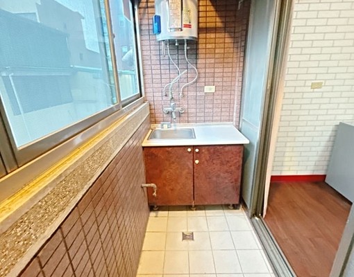 可租補★蘇活大街★一房一廳獨洗獨曬附陽台★台水台電 - Image 2