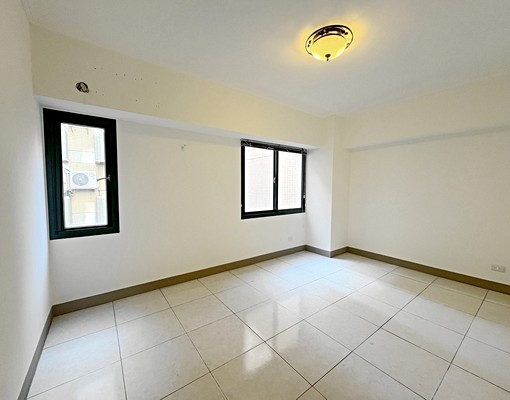 文心捷運站旁✨超大4房採光佳✨一層兩戶✨冷氣可補✨雙車位✨ - Image 5