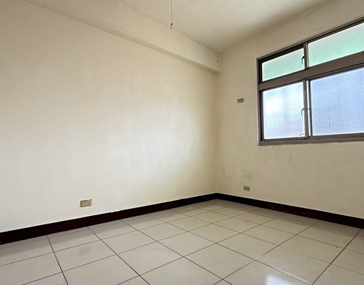 標準家庭三房出租~住這生活交通都很便利!租金不高讓您在這起家 - Image 2