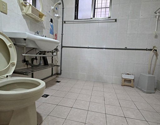 頂樓寬敞兩房兩廳,水泥隔間~ - Image 6