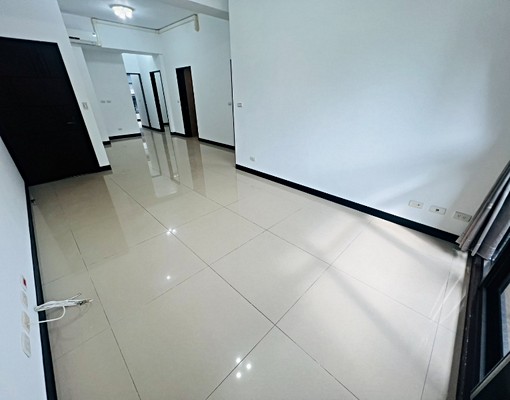 家樂福旁邊間美三房廁所有開窗-前後陽台-租金含車含管 - Image 4