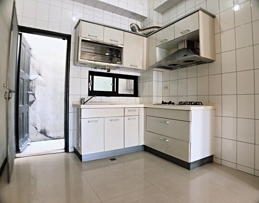 大管家✨秒殺超低租金✨烏日酒廠✨三鐵共構✨獨棟透天✨前院停車 - Image 12