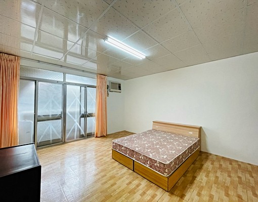 南區近新天地｜四樓獨立衛浴｜8坪大房間 - Image 1