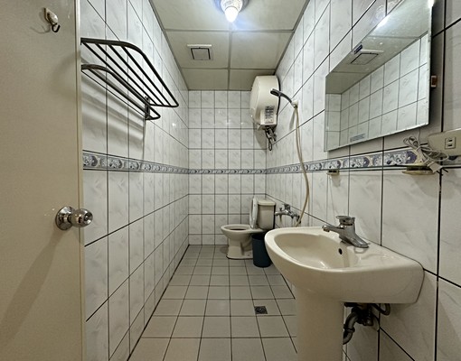 近體育館電梯套房,電一度5元,垃圾回收,摩托車門口先到先停 - Image 5