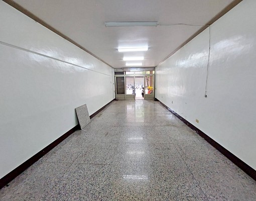 亞灣超值金店面門口可停車可分租衛浴4間翻新新熱水器 - Image 1