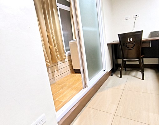 高雄火車站捷運.火車.台電陽台大套房 - Image 4